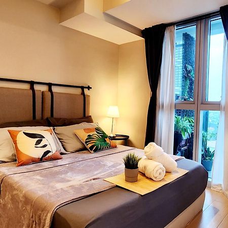 Spacious 7U Homey Unit Steps Away From Uptown Mall And Mitsukoshi Mall Free Parking With Washer مانيلا المظهر الخارجي الصورة