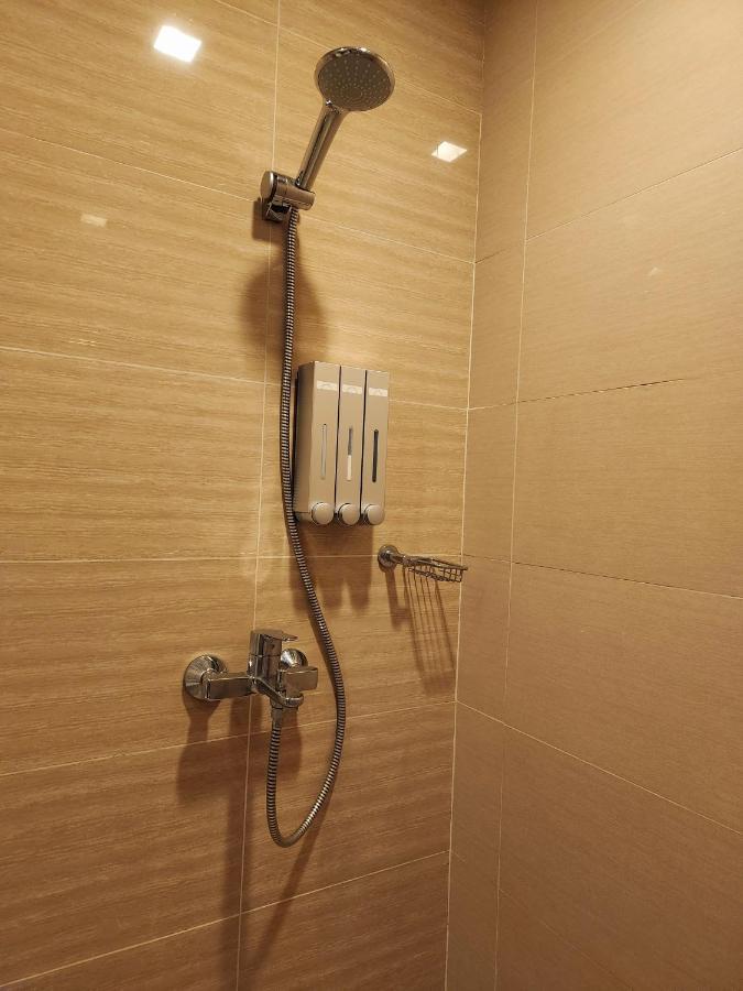 Spacious 7U Homey Unit Steps Away From Uptown Mall And Mitsukoshi Mall Free Parking With Washer مانيلا المظهر الخارجي الصورة