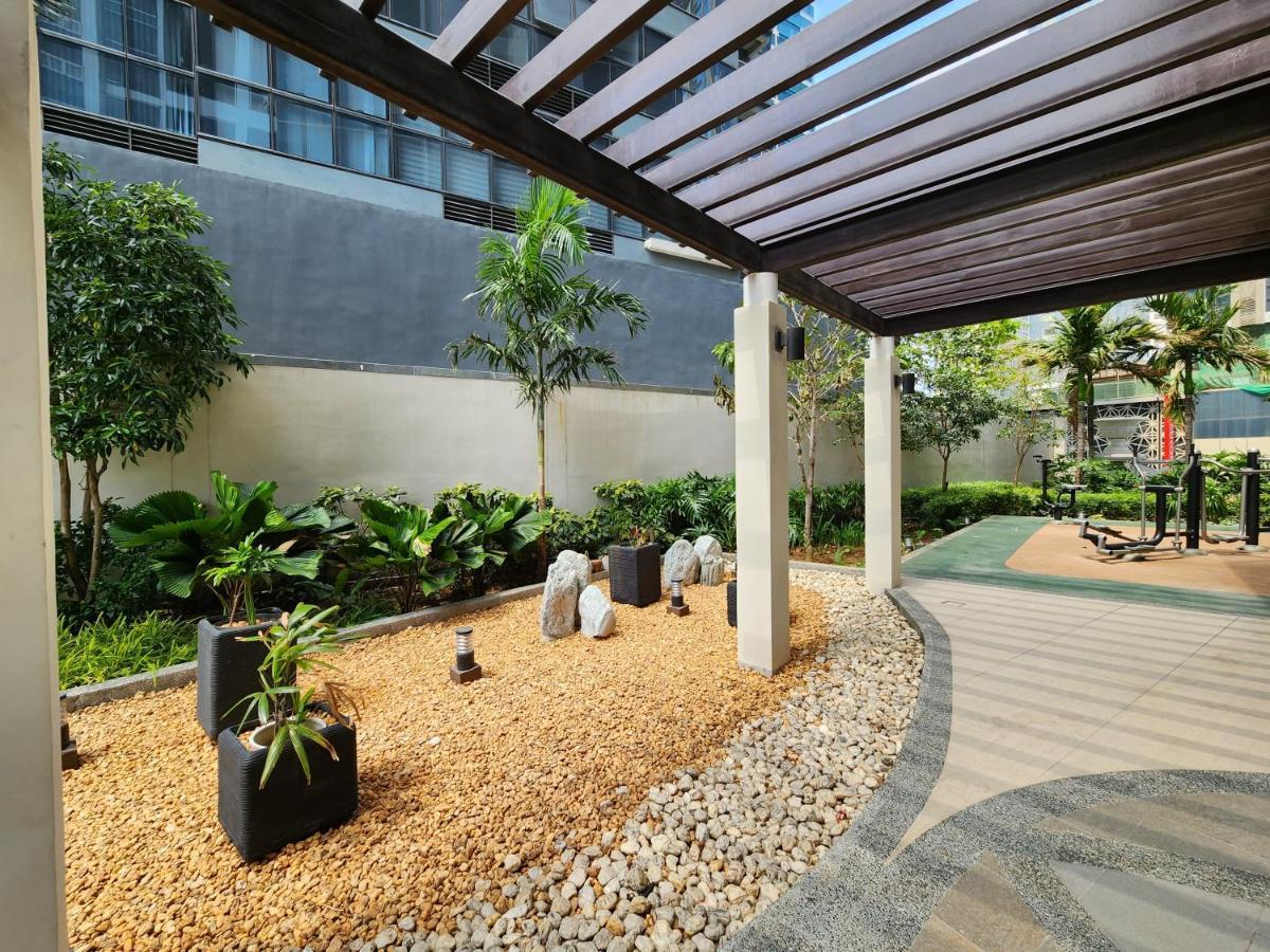 Spacious 7U Homey Unit Steps Away From Uptown Mall And Mitsukoshi Mall Free Parking With Washer مانيلا المظهر الخارجي الصورة
